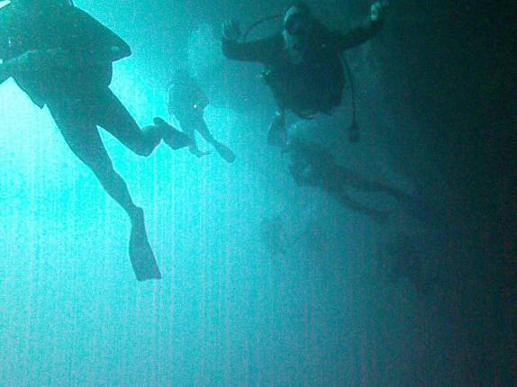 Muitos mergulhadores no Blue Hole, na grande barreira de corais de Belize